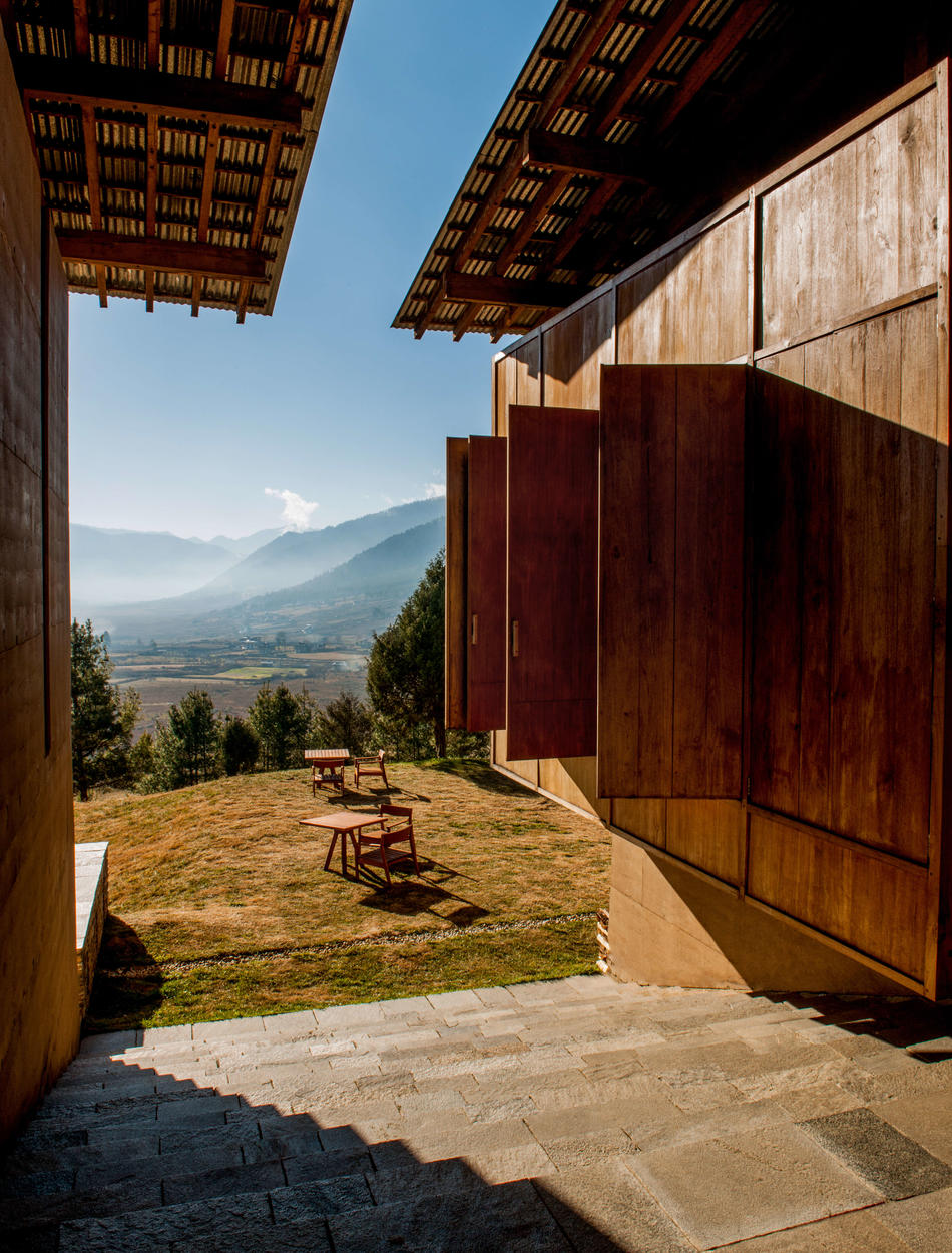 Amankora, Bhutan – Accommodation, Gangtey lodge, Steps to the outdoor terrace with Phobjika Valley view