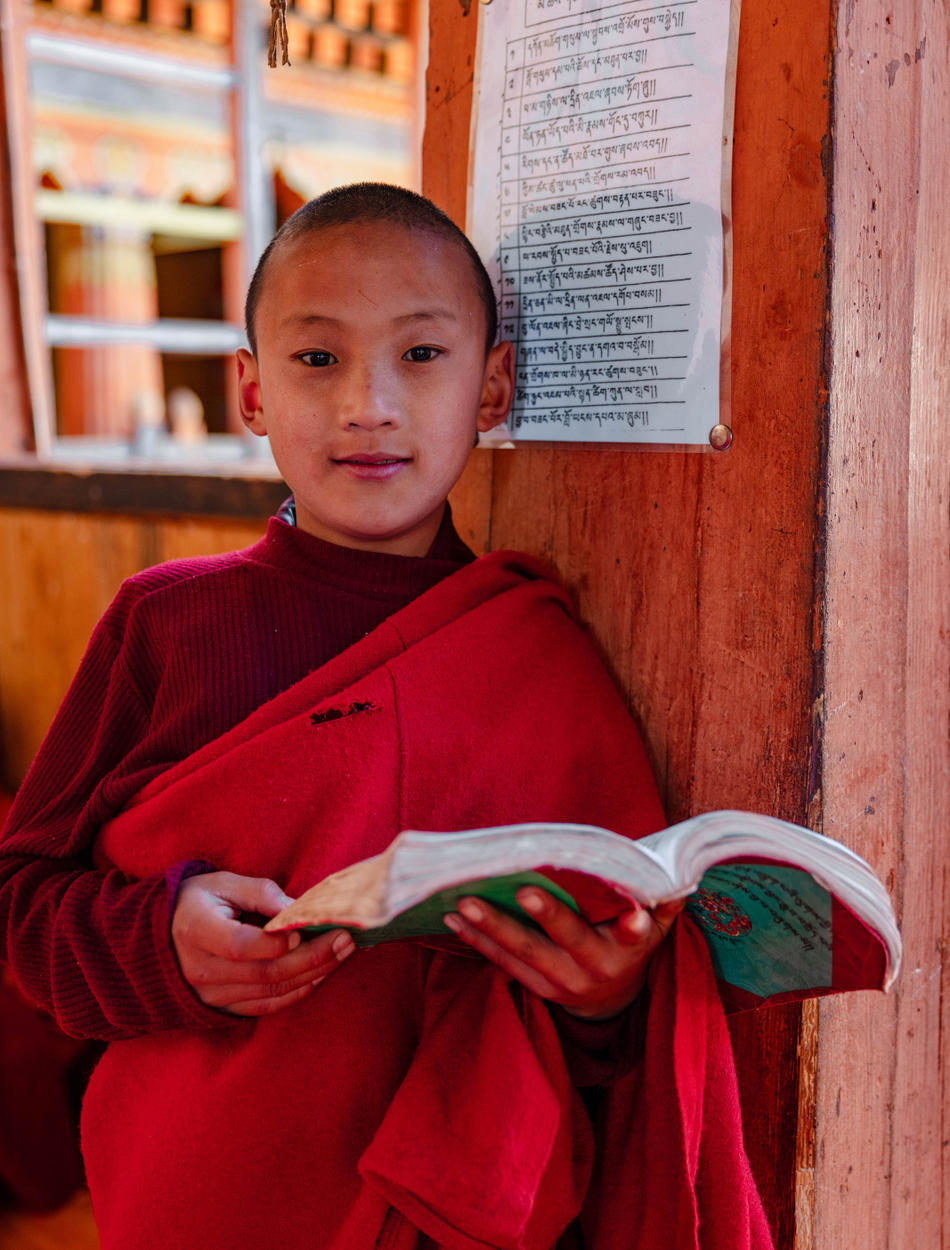 amankora-bhutan-bumthang-jakar-dzong-monks.jpg