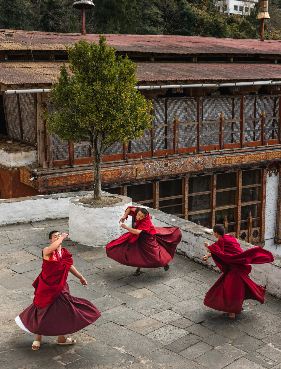 amankora-bhutan-trongsa-dzong-monks.jpg