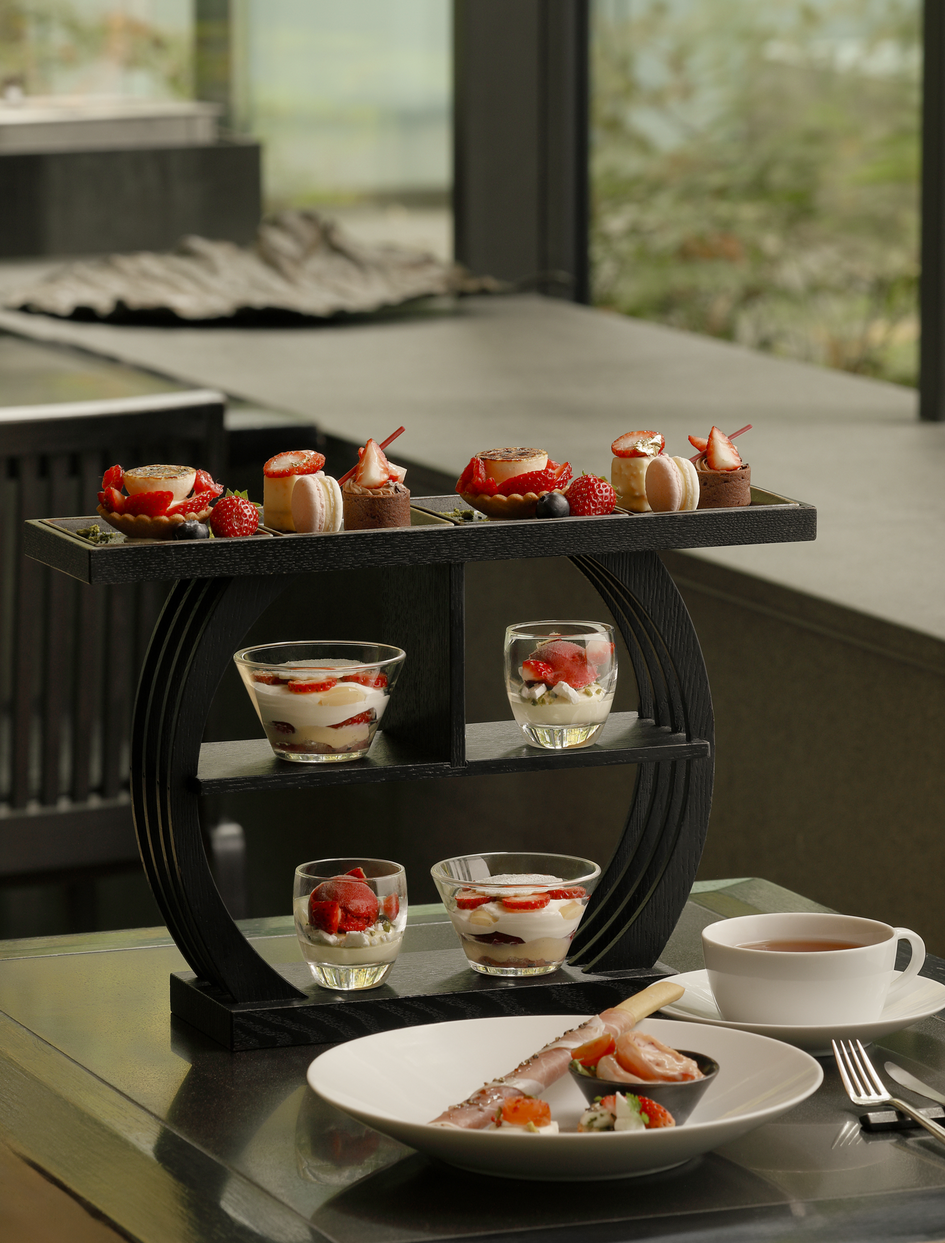 aman_tokyo_cafe_strawberry_foret_desset_v
