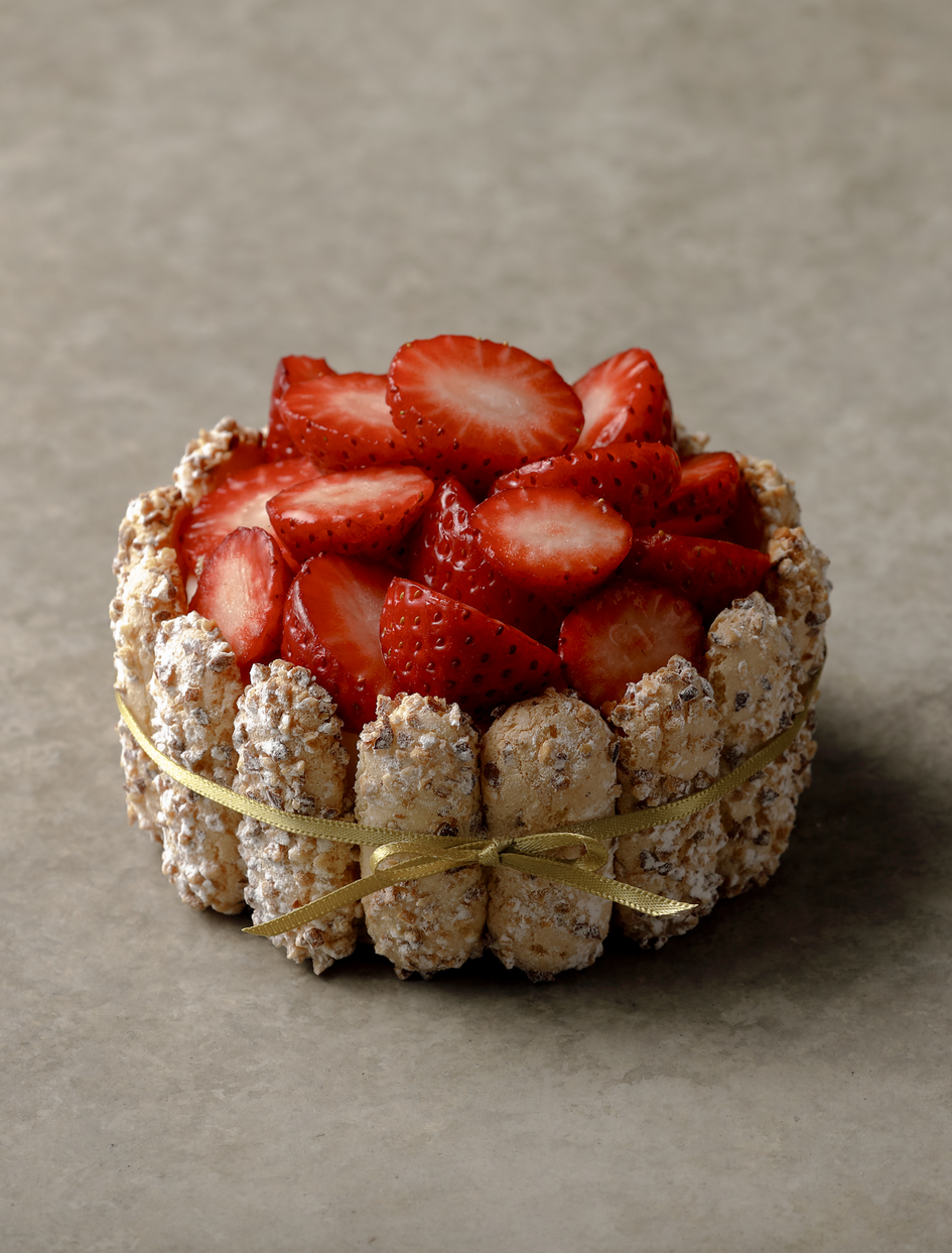 aman_tokyo_lp_strawberry_cakes_01_v