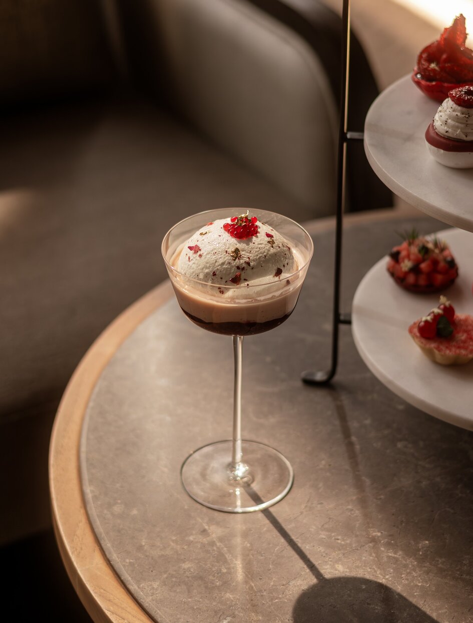 アマン ナイラート バンコクのダイニング会場で提供されるアフタヌーンティー、生クリームとベリーをあしらったデザート。