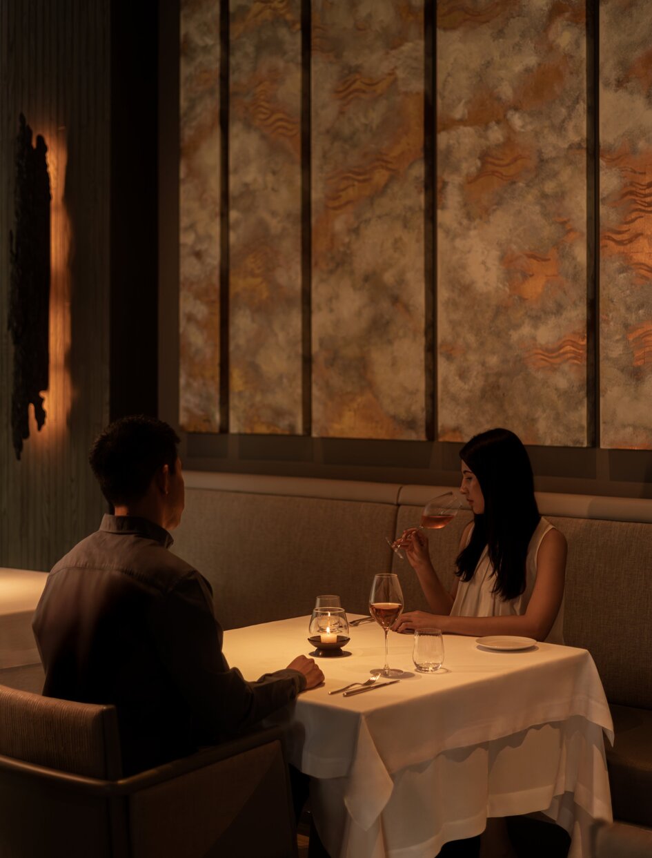 طاولة عشاء رومانسية بإضاءة دافئة في مطعم أمان ناي ليرت بانكوك.