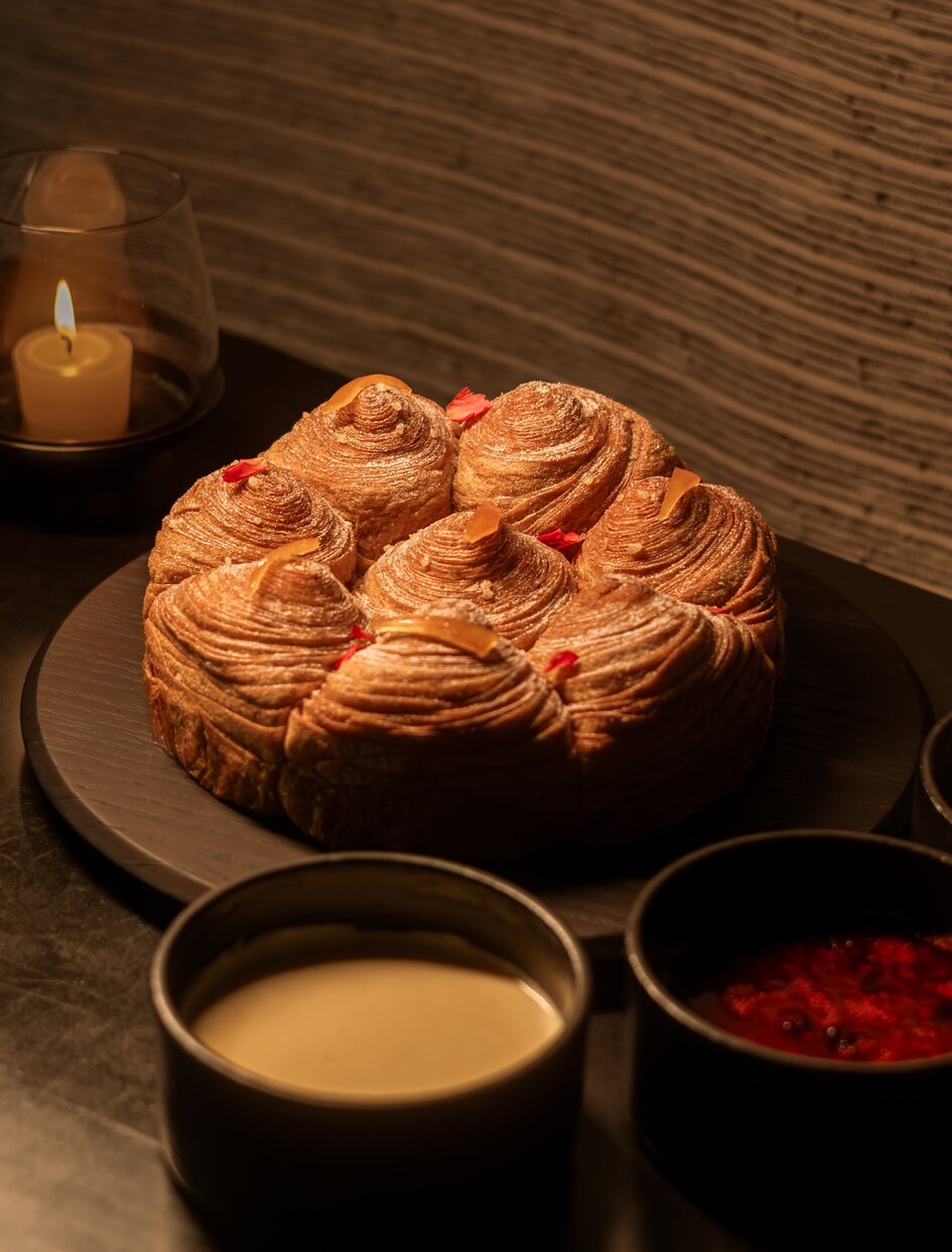 حلوى عيد الحب من معجنات ذهبية اللون مع صلصات حلوة في أمان ناي ليرت بانكوك.