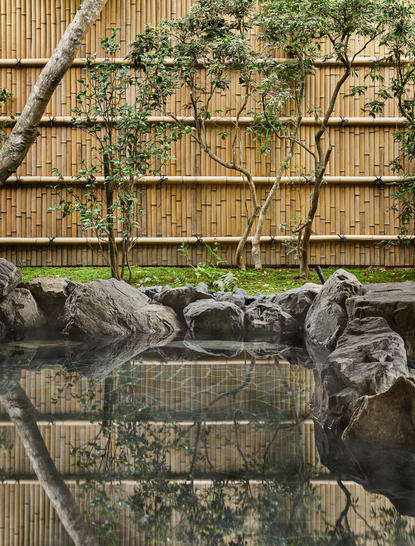 アマン京都のウェルネスリゾートにある、竹垣に囲まれた静寂の庭園空間。