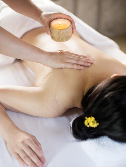法云安缦度假村的wellness护理，疗法师为客人进行油疗按摩。