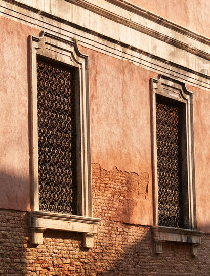 Façade en terracotta d'Aman Venice avec deux portes vénitiennes ornées, hôtel.