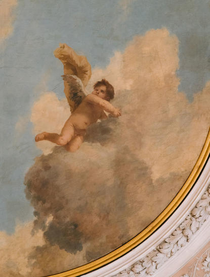 Detalle de fresco con figura angélical en el techo de una habitación del hotel Aman Venice.