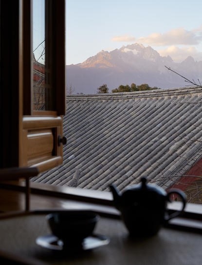 大研安缦度假村套房窗景，远眺群山，窗台置茶具。