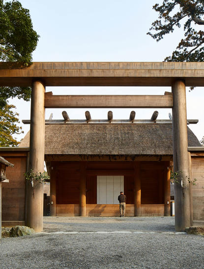 安缦伊沐度假村的木质入口门廊，展现简洁建筑设计。