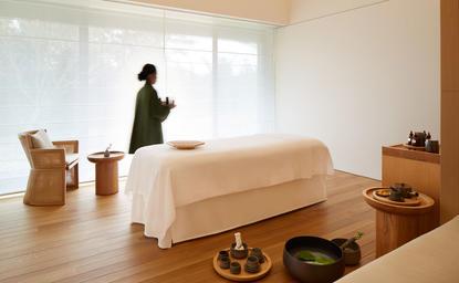 アマネム リゾートのウェルネス施設で、穏やかな雰囲気の中、マッサージベッドが置かれている。