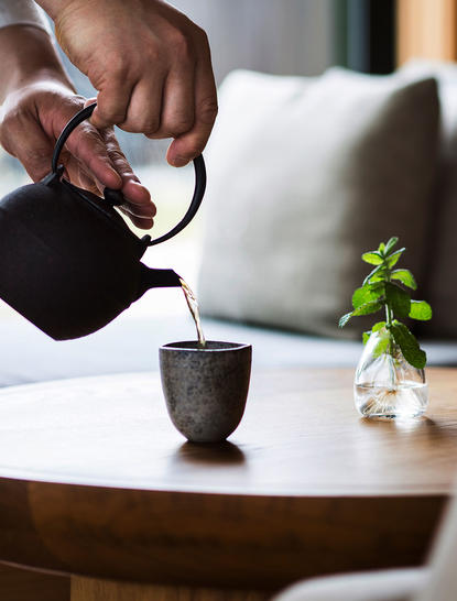 Pouring tè caldo in una tazza presso la struttura benessere di Amanemu resort.