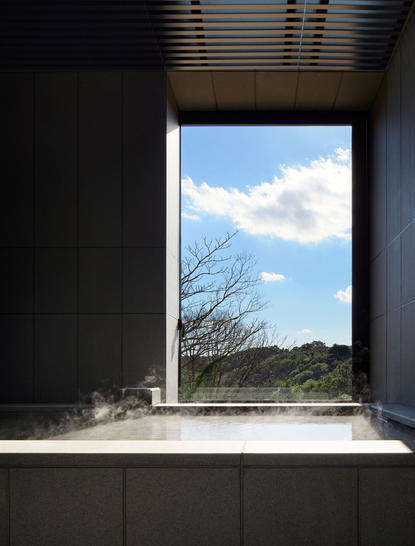 Finestra con vista sulla campagna presso la struttura benessere Amanemu.