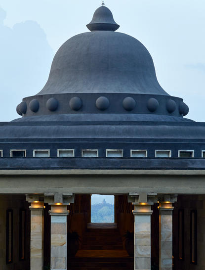 Dôme architectural distinctive du resort Amanjiwo, surmonté de colonnes classiques.
