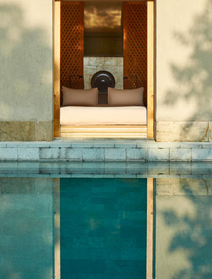 Suite de jardin avec piscine privée à Amanjiwo, vue sur l'eau turquoise et l'entrée du pavillon.