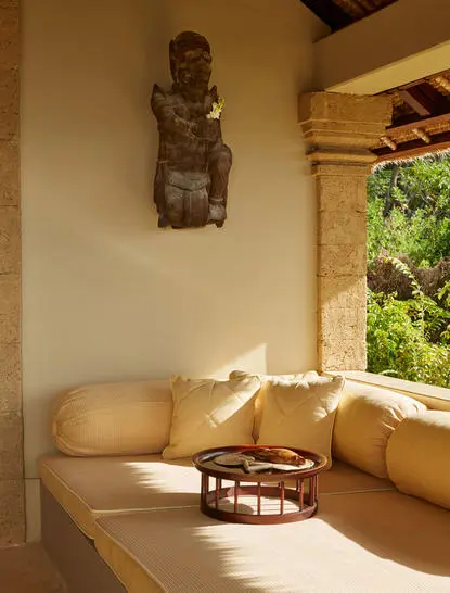 Suite océan avec lit bas et sculptures balinaises à Amankila, resort.