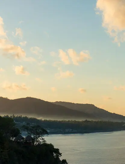Baie côtière au coucher du soleil à Amankila, resort à Bali.