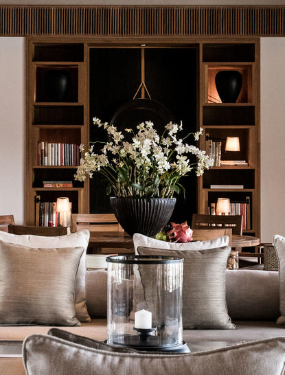 アマノイ・リゾートのロビーに飾られた白い花と緑の植物が入ったセンターピース。