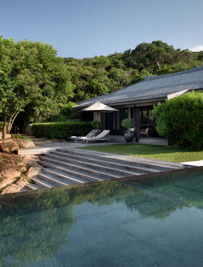 Amanoi リゾートの4ベッドルーム レジデンスの外観、プール越しに見た建築デザイン。