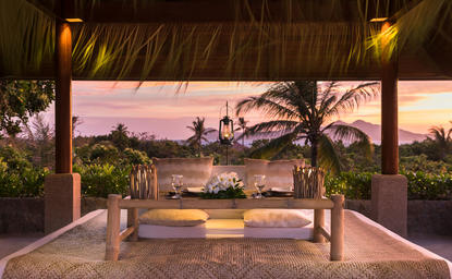 Salle à manger du Clubhouse au coucher du soleil, Amanpulo resort.