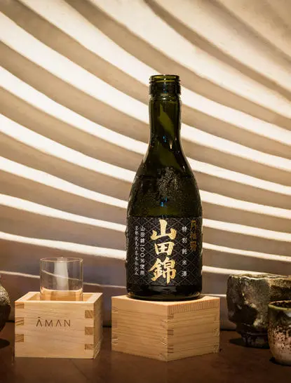 アマンプロのダイニングベニューで展示されたワイン瓶と木製のギフトボックス。
