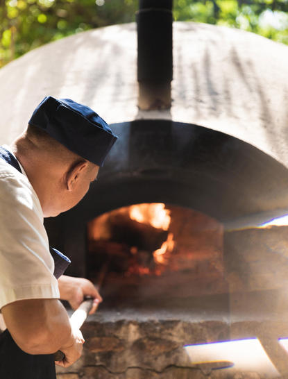 Amanpulo 리조트의 피크닉 그로브에서 열린 불 위의 요리 준비 모습.