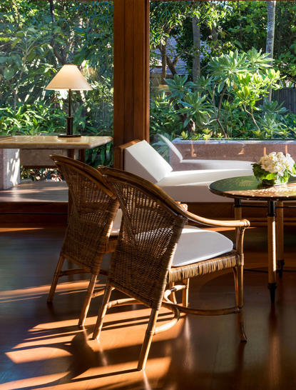 安缦璞乐度假村山坡别墅内景，木质家具和自然光线营造温暖氛围。