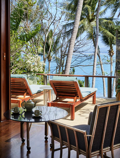 安缦璞瑞度假村四卧海景别墅的室内空间，可见木质家具、落地窗和海景阳台。