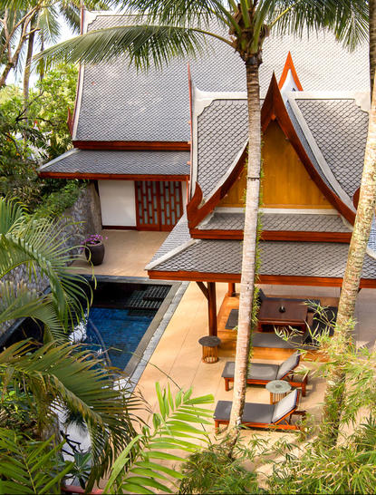 Pabellón junto a la piscina del jardín en el resort Amanpuri, visto desde arriba entre la vegetación tropical.