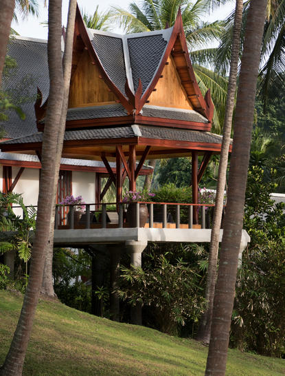 Pavillon avec piscine partiellement en surplomb de l'océan à Amanpuri resort, architecture thaïlandaise traditionnelle.