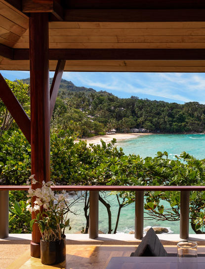 安缦璞瑞度假村海景阁露台，可眺望碧蓝海湾和丛林山景。