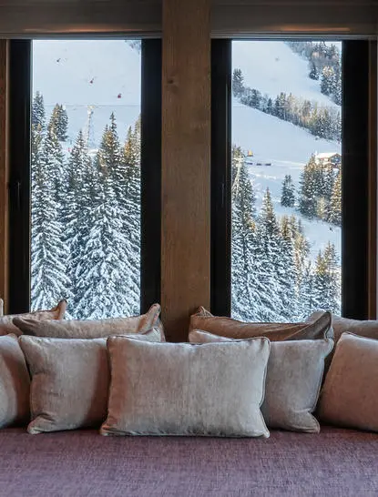 Chambre avec vue sur forêt enneigée à Aman Le Mélézin, station de montagne.