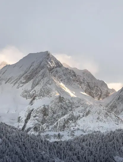 Chalets enneigés au pied d'une montagne, Aman Le Mélézin, station de montagne.