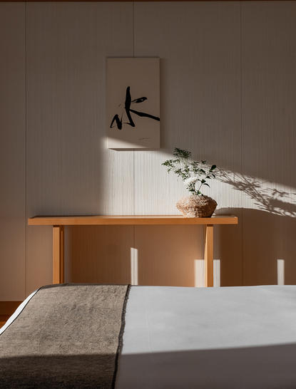 Suite avec bureau en bois et artwork mural à Aman Tokyo