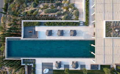 Vue aérienne de la villa et de la piscine à débordement à Amanzoe, resort côtier grec.