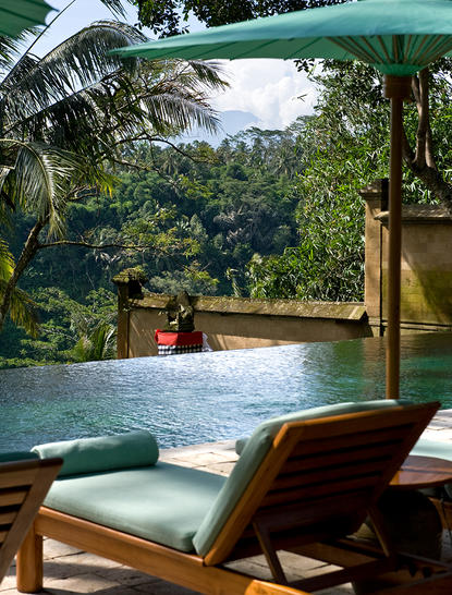 アマンダリ・リゾートのスイートから見た、緑に囲まれたプール。