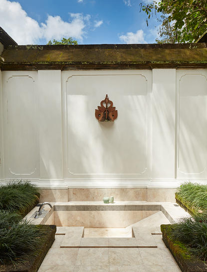 Amandari resort کے دو بیڈ روم سوٹ میں سفید دیوار پر لکڑی کا سجاوٹ۔