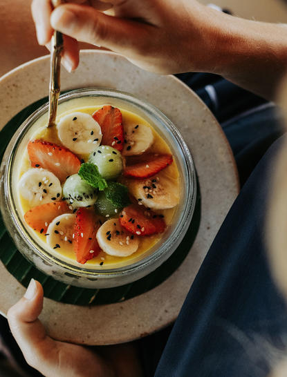 Assiette de crevettes grillées garnies d'herbes fraîches à Amanpuri resort.