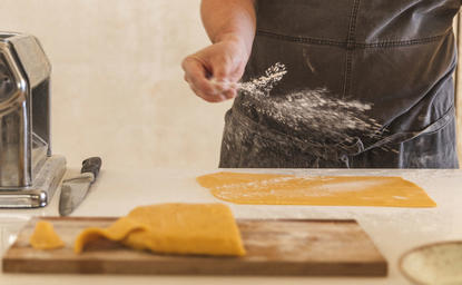 Salle à manger Arva à Amanpuri : préparation culinaire sur plan de travail en bois.