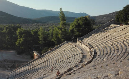 アマンゾイ・リゾートの古代劇場跡、石造りの段々座席と周囲の山々が見える。