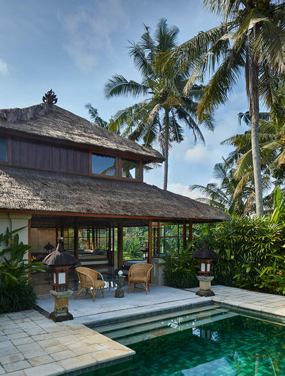 阿斯玛拉套房外观，安缦黛宁度假村，传统建筑与棕榈树相映，泳池清晰可见。