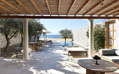 Cabane de plage avec vue sur la mer Égée à Amanzoe, la station balnéaire.