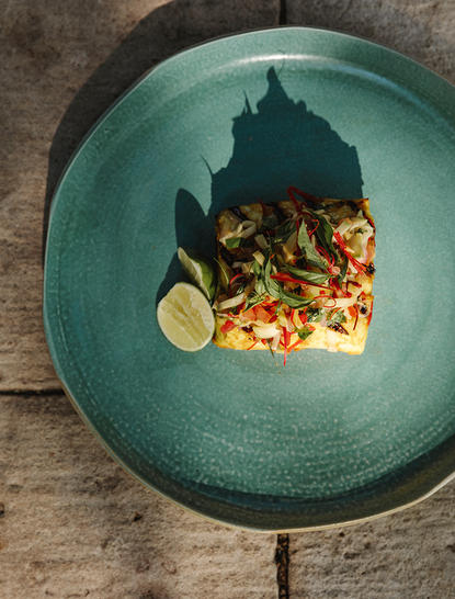 安缦湾澜度假村餐饮处供应的盘装海鲜饭，配以柠檬片装饰。