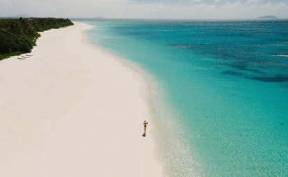 アマンプロのリゾートにある熱帯の島の白い砂浜と透き通ったターコイズブルーの海。