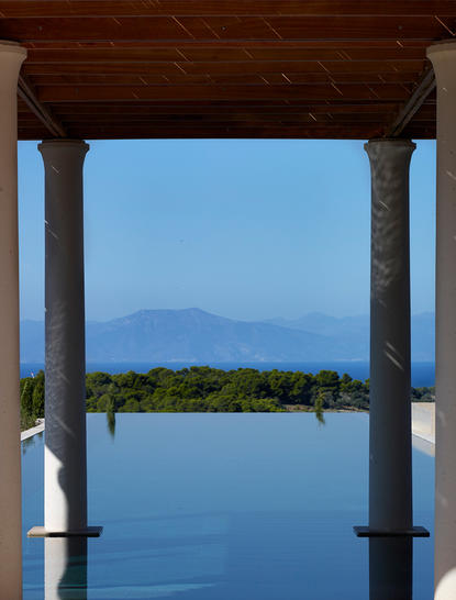 Vues sur la mer depuis un pavillon ombragé à Amanzoe, resort côtier grec.