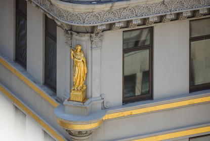 Dettagli della corona dorata all'Aman New York, hotel con architettura classica e finiture raffinate.