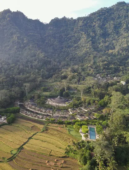 Amanjiwo resort terletak di antara terasering padi hijau dan bukit berhutan di Jawa, Indonesia.