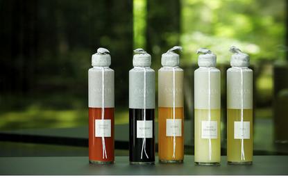 安缦京都度假村的五瓶原创果汁，展示多种色彩的天然果汁饮品。