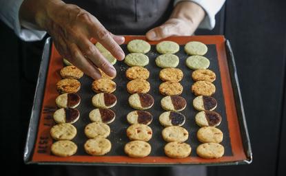 アマン京都のリゾートで提供される、季節の素材を使った小ぶりなデザートが木製のトレイに並ぶ。