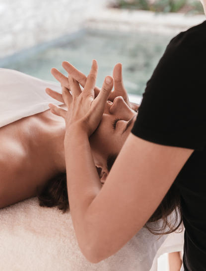 安缦卓熠度假村的水疗护理师为客人进行面部护理疗程。